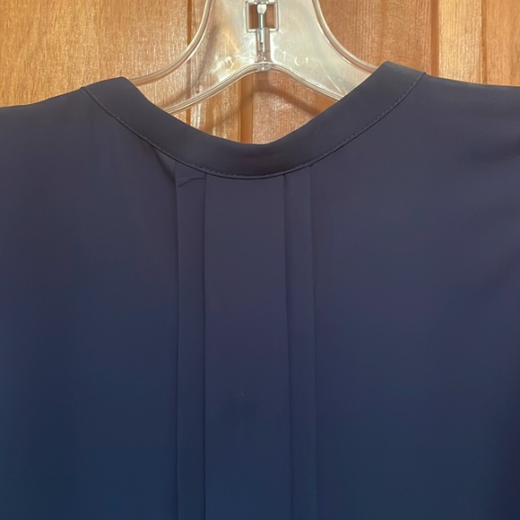 Beautiful sleeveless blouse. Navy with pleat details - Picture 4 of 4